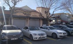 Uşak Ulu Camii çevresindeki esnaf elektrik olmadığı için kepenk açamadı