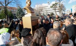 Uşak Belediyesi'nin anıt açılışını eleştirenlere yanıt verdi!