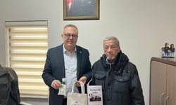 Uşak Şeker'in kurucusu Nuri Şeker'in hayatını anlatan kitabı Milletvekili Karaoba'ya hediye etti