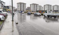 Uşak'ta karla karışık yoğun yağmur etkili oldu!