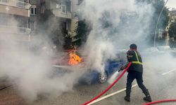 Atatürk Bulvarında otomobil alev aldı!