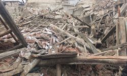 Kütahya'da ahşap ev çöktü enkazı altında kalan Ümit Akgün kurtarıldı