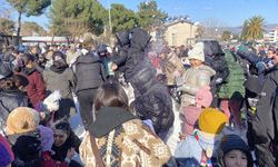 Manisa'da kamyonla kar sevinci!