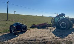Uşak'ta panelvan traktörü ikiye böldü, sürücü yaralandı!