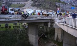 Buca'daki Konak Tünelli yönünde iş makinesi yüklü tır viyadükten düştü!