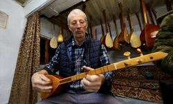 Seydikemerli'nin 37 yıllık Orhan ustası 5 metrekarede bağlama ve cura üretiyor