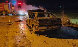 Uşak'ın Banaz ilçesinde seyir halindeki otomobil yandı