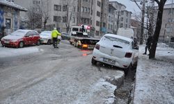 Kütahya’da araç çukura düştü