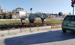 Uşak'ta trafik ışıklarını kirleten bu yapıların kaldırılması bekleniyor