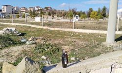 Uşak'ta mezarlığın yanındaki bira ve şarap şişeleri vatandaşın tepkisini çekiyor