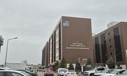 Şiddetli rüzgar Uşak'taki o binanın dış cephesini söktü