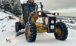 Uşak'ın Banaz ilçesine bağlı bazı köylerde kardan kapanan yollar açıldı!