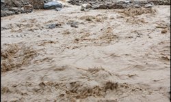 Uşak'ın bu köyünde hızlı akan bu dere, mezarlık için tehlike oluşturuyor