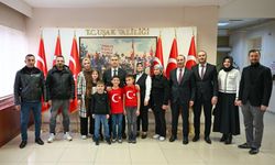 Türk Bayrağını öpen çocuklar, Uşak Valisini ziyaret etti