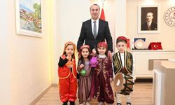 Halil Yücel'e minik ramazan davulcusundan ziyaret