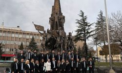 Uşak Berberler Odası Başkan adayı Coşkun ve ekibi Atatürk Anıtı'nda, değişimin beyaz listede olduğunun mesajını verdi