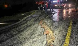 Aşağı Karacahisar köyü yakınlarında yağmurdan yol çöktü