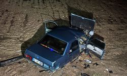 Uşak'ın Ulubey ilçesinde kaza yapan 2 araçtan 1'i çamur olan tarlaya uçtu