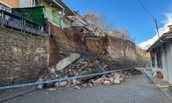 Hacıkadem'de toprak kaydı, Uşak'ta istinat duvarı çöktü! 3 ev tahliye edildi!