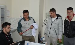 Sandıklı Devlet Hastanesi'nin 30 yıllık doktoru Tahsin Sarıçiyil, oğlu Emre'yle beraber çalışıyor