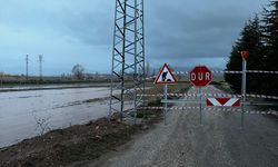 Uşak Banaz'ın komşusu Sandıklı'da yol çöktü