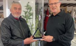 Eşme'nin komşusu Alaşehir'de tuvalette para dolu çanta bulan temizlik görevlisine ödül!