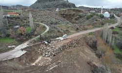 Uşak'taki çöken yolun temeli devasa kayalarla desteklendi! Bayrama kadar tüm işler bitecek!