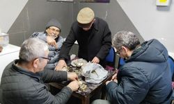 Uşak'ta çaycı Doğan Gezer'in biriktirdiği 1 liraları, Himmet Ağa ve kardeşlerinin altın saydığı gibi hesaplıyorlar!