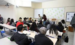 Uşak Üniversitesi Personeline Mum Boyama Etkinliği Düzenledi