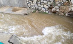 Uşak'ın ortasından geçen Dokuzsele deresi gürül gürül akıyor