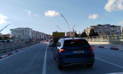 Uşak'ta sürücülerin tepki gösterdiği dubalar, Atapark çevresindeki akşam trafiğini rahatlatıyor!