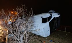 Uşak'ın Banaz ilçesinde kayganlaşan yolda takla atan minibüsteki baba ve oğlu yaralandı