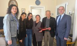 Uşaklı eğitimci ve öğrenciler bayram öncesi şehit ailelerini ziyaret etti