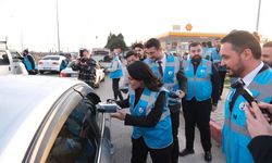 Uşak ve Ulubey yolu üzerindeki Bölme'deki ışıklarda vatandaşa iftar önü tatlı ikram ettiler