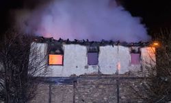 Uşak Banaz Yazıtepe'de 2 katlı ev yandı