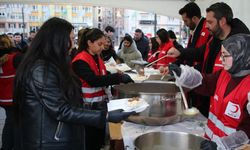 Kütahya'da Türk Kızılay Derneği'nin iftar çadırında gönüllüler görev alıyorlar!