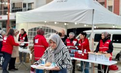 Kızılay, Uşak'ın komşusu Manisa'da 85 bin kişiye iftar yemeği ikram etti