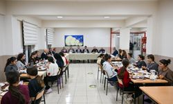 Uşak Valisi Kartal, pansiyonda kalan kız öğrencilerin talep ve beklentilerini dinledi