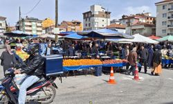 Uşak’ın en ucuzu Salı Pazarı’nda da sebze ve meyve halen cep yakıyor