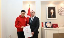 Uşak’ın gurur olan genç yüzücüye bir tebrikte Halil Yücel’den geldi