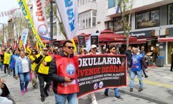 Uşak’ta bulunan eğitim sendikaları, şiddet olayları için Heykel Önü’ne kadar yürüdü!