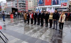 CHP Uşak İl ve İlçe Örgütleri, Atatürk Anıtı’na çelenk koydu