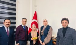 Uşak Kent Konseyi ödüllü hafız öğrencilere hediye verdi