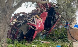 Uşak Ulubey İnay'da otomobil bahçe duvarına çarptı! Hikmet Demirtaş hayatını kaybetti sürücü ağır yaralı!