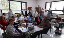 Hobi olarak başladığı deri sanatında profesyonelleşti ve ders vermeye başladı