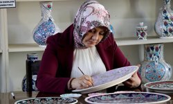Uşak'ın komşusu Kütahya'da çini sanatçısı Özlem Camköz, ustası gibi güzel eserler ortaya koyuyor
