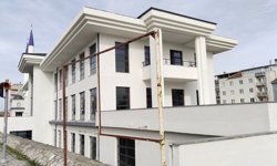 Uşak'ın Banaz ilçesinde yapılan yeni belediye binasının inşaatı bitti