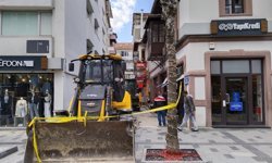 Uşak Belediyesi kent merkezindeki taşları değiştirmek için çalışmalara başladı!