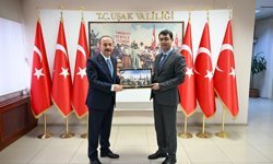 Uşak Valisi Serdar Kartal’a mevkidaşından hayırlı olsun ziyareti
