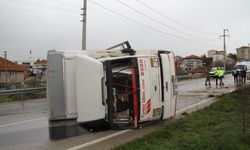 Uşak – İzmir kara yolunda kamyon devrildi